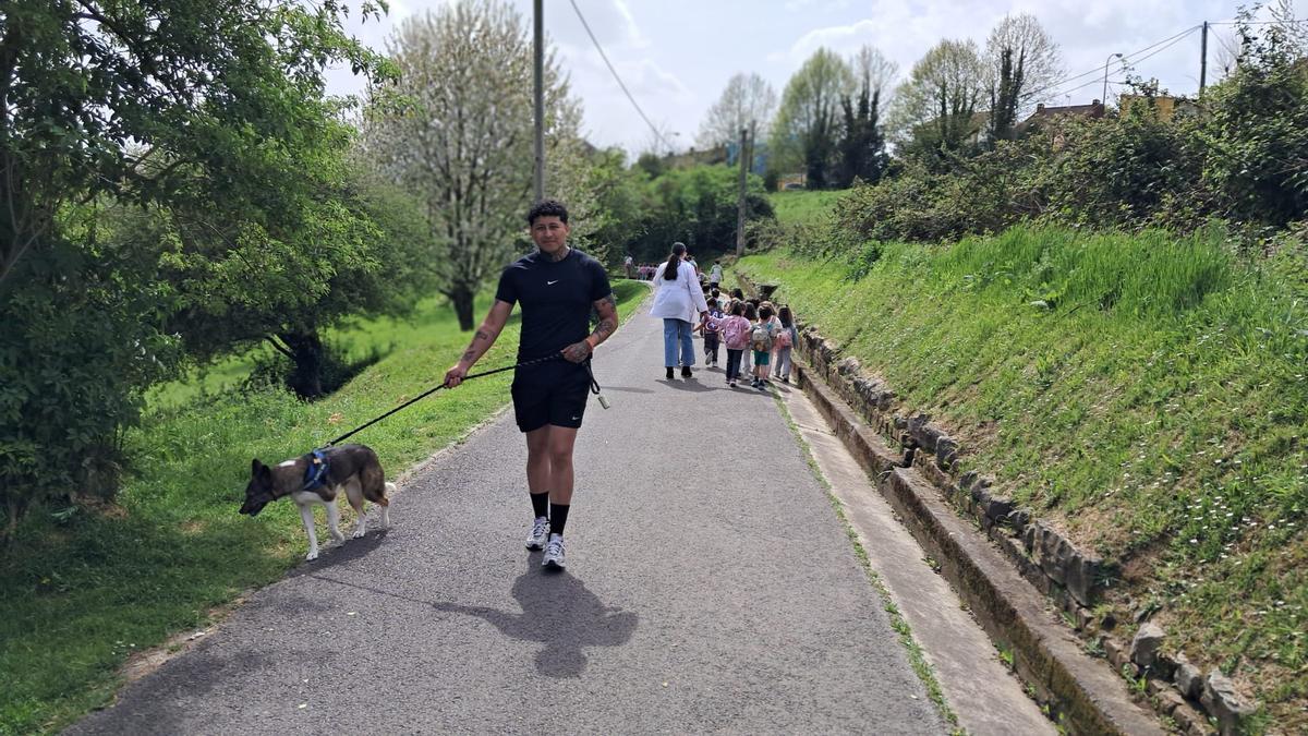 Nicolás Flores pasea a su mascota por la senda.