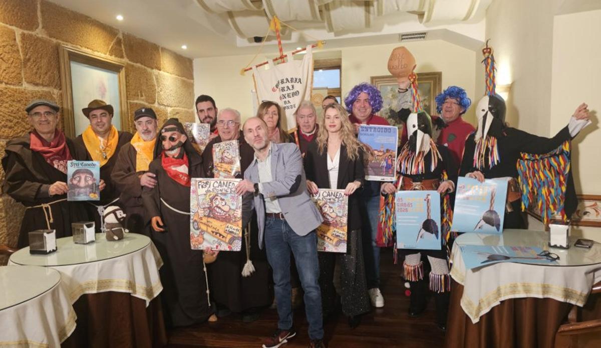 El alcalde, con Noa Rouco y representantes de los entroidos de A Ponte, Seixalbo y As Eiroás. |  FdV