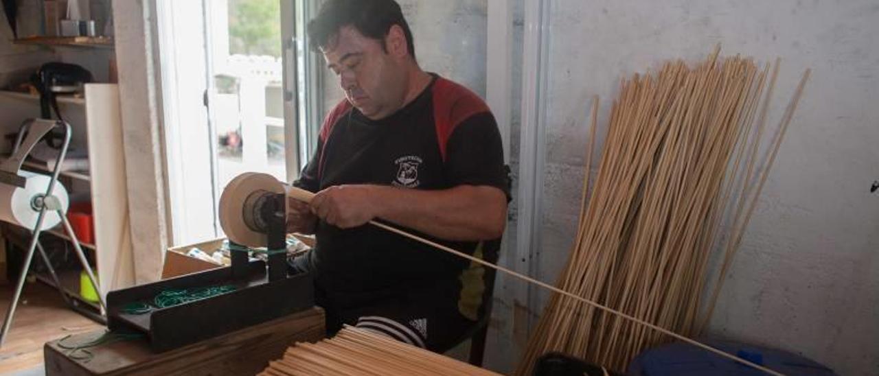 Los pirotécnicos preparan estos días con sumo cuidado la Palmera de la Virgen que se lanzará la Nit de l&#039;Albà.