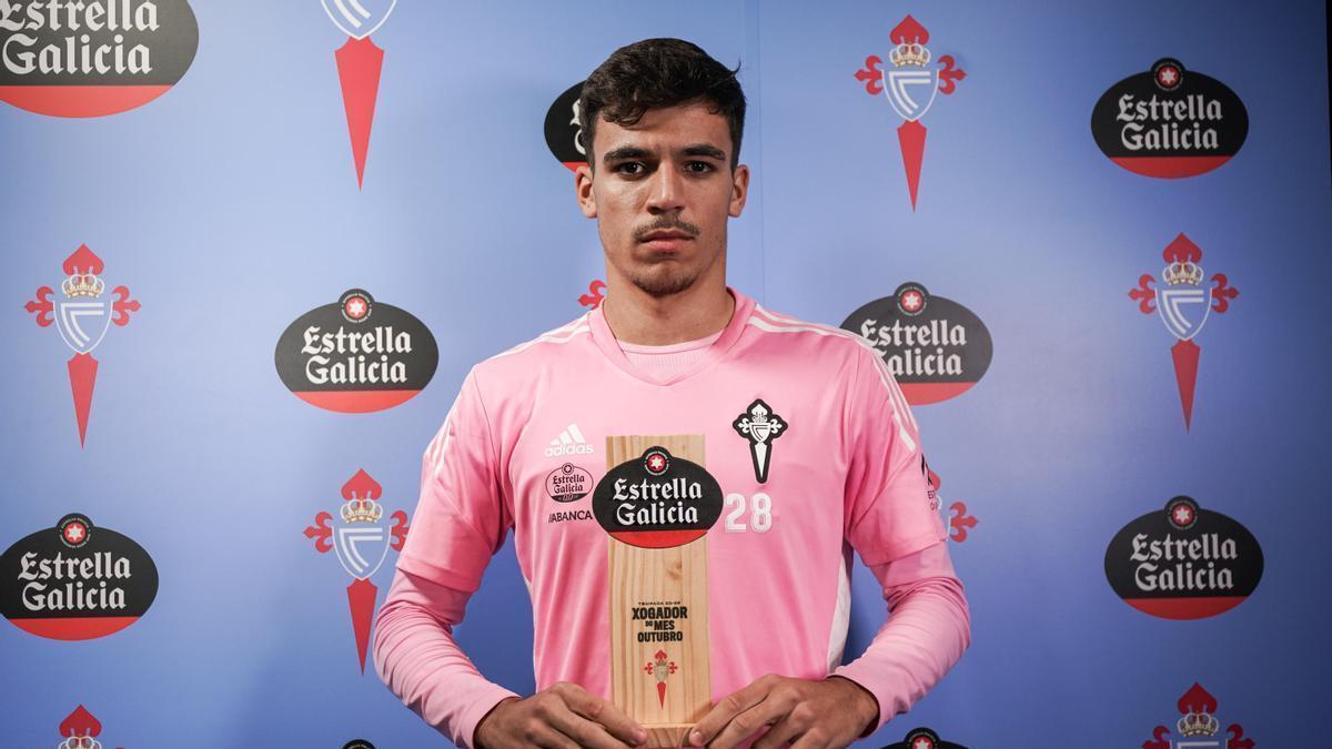 Gabri Veiga, con el premio Estrella Galicia al mejor jugador del Celta en octubre.