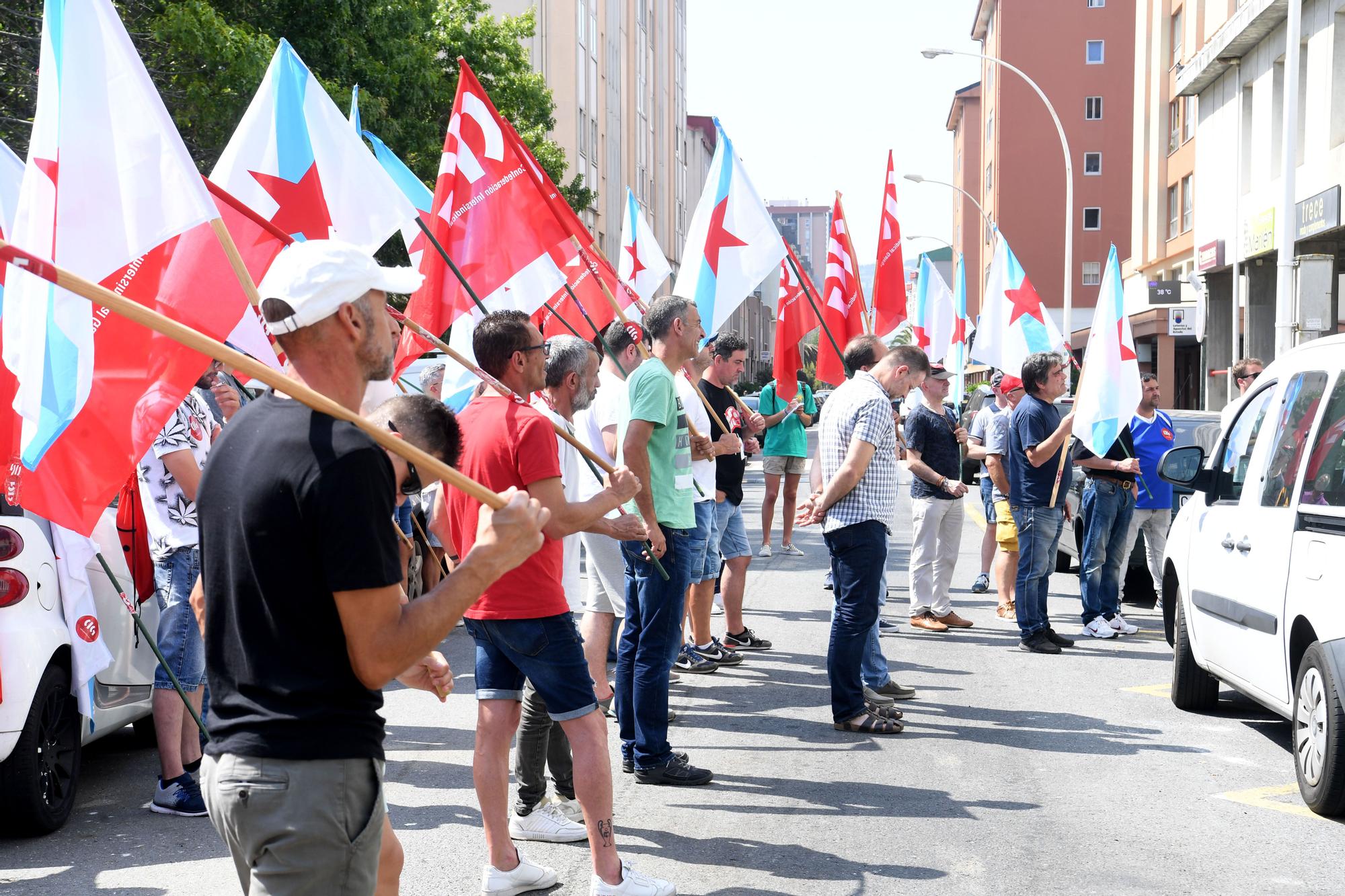 Trabajadores de la construcción se manifiestan en la plaza Luis Seoane