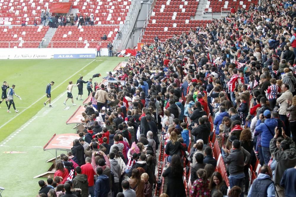 La afición arropa al Sporting en su último entrenamiento de la temporada