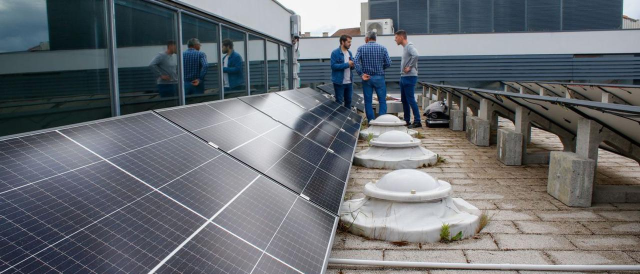 Instalación de paneles solares en el tejado del Auditorio de A Illa.