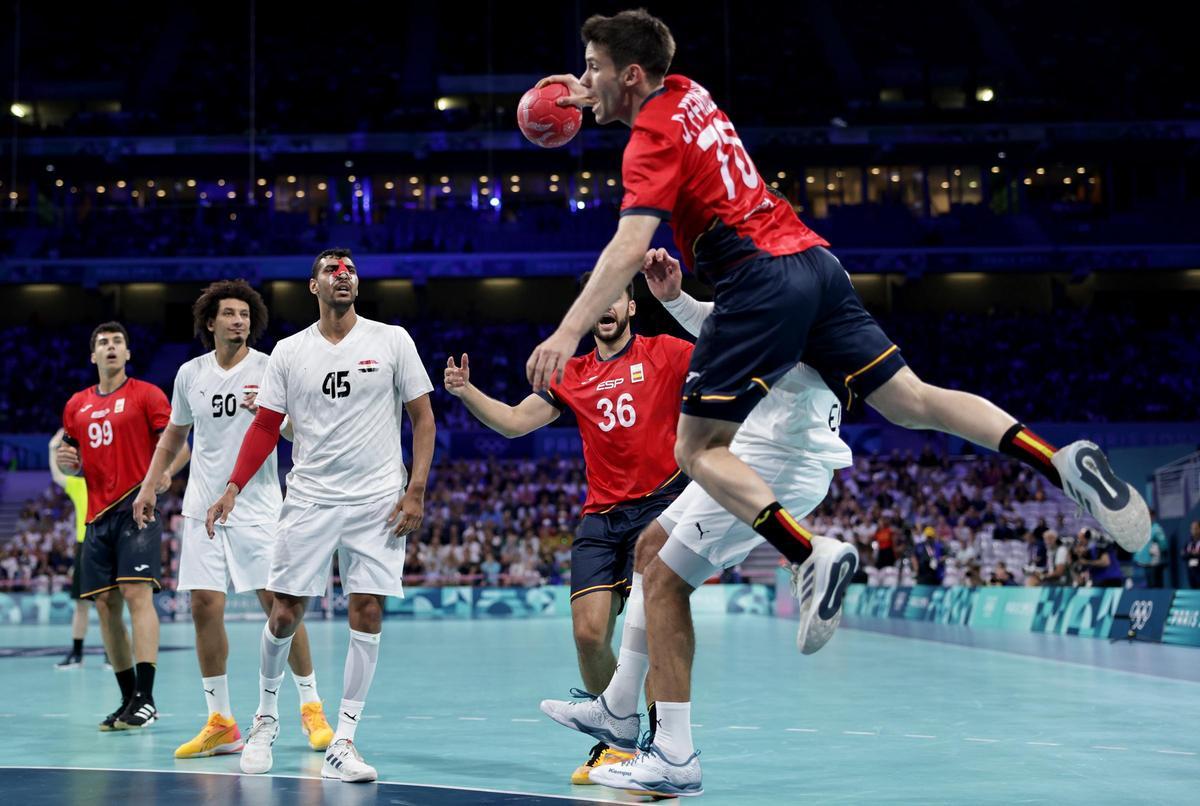 Daniel Fernandez de España en acción contra Egipto durante el partido de cuartos de final de Balonmano en los Juegos Olímpicos París 2024 en Pierre Mauroy Stadium en Villeneuve-d'Asc. Daniel Fernandez de España en acción contra Egipto durante el partido de cuartos de final de Balonmano en los Juegos Olímpicos París 2024 en Pierre Mauroy Stadium en Villeneuve-d'Asc.