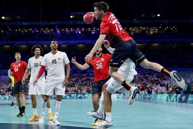  Daniel Fernandez de España en acción contra Egipto durante el partido de cuartos de final de Balonmano en los Juegos Olímpicos París 2024 en Pierre Mauroy Stadium en Villeneuve-dAsc.