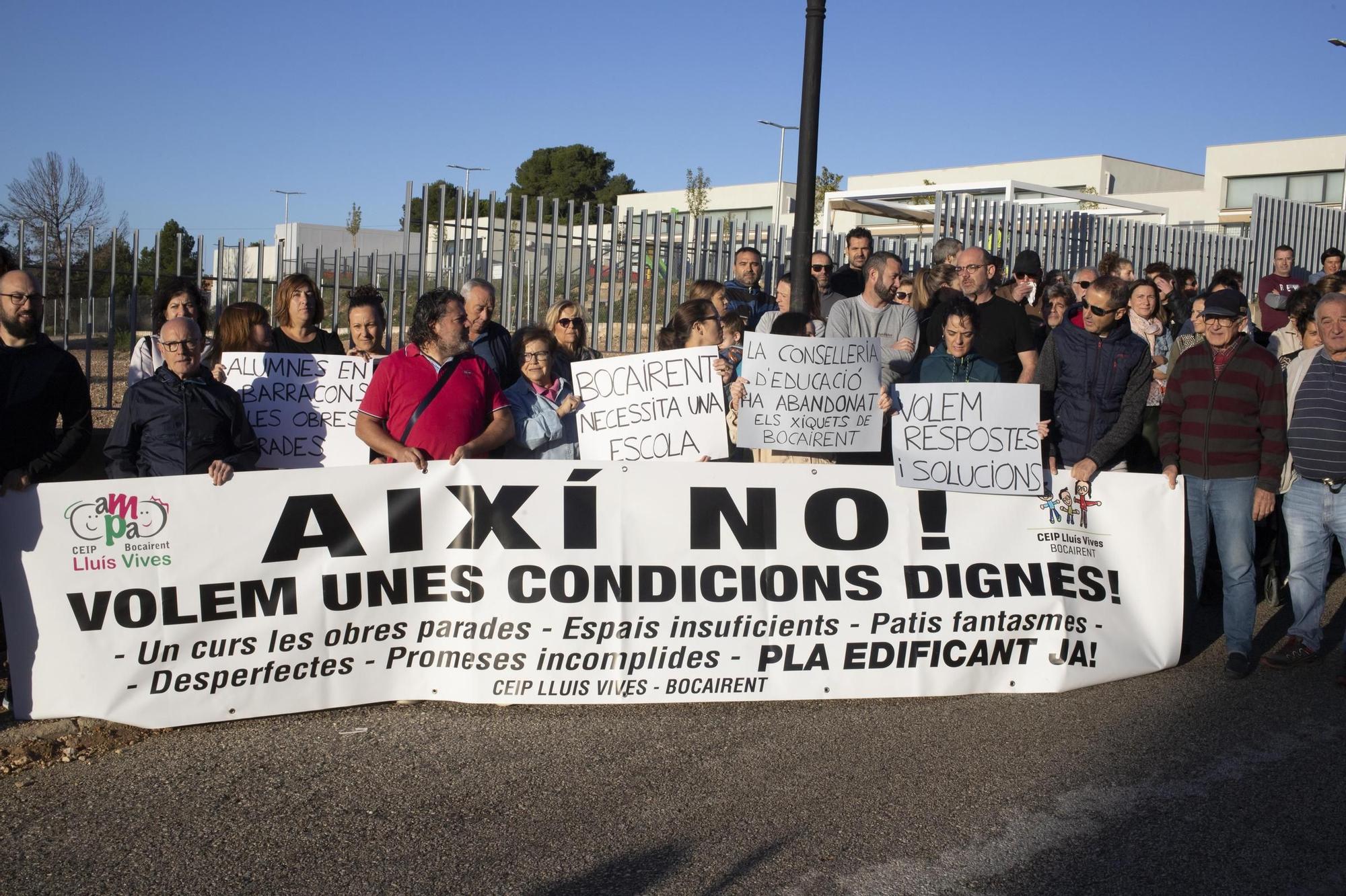 Protesta a las puertas del CEIP Lluís Vives de Bocairent por la paralización de las obras.