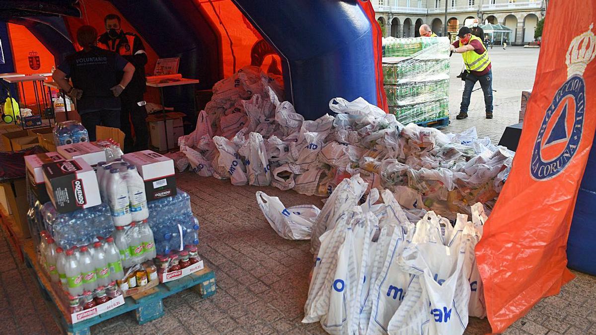 Campaña de alimentos donados por hosteleros en la plaza de María Pita. |   // CARLOS PARDELLAS