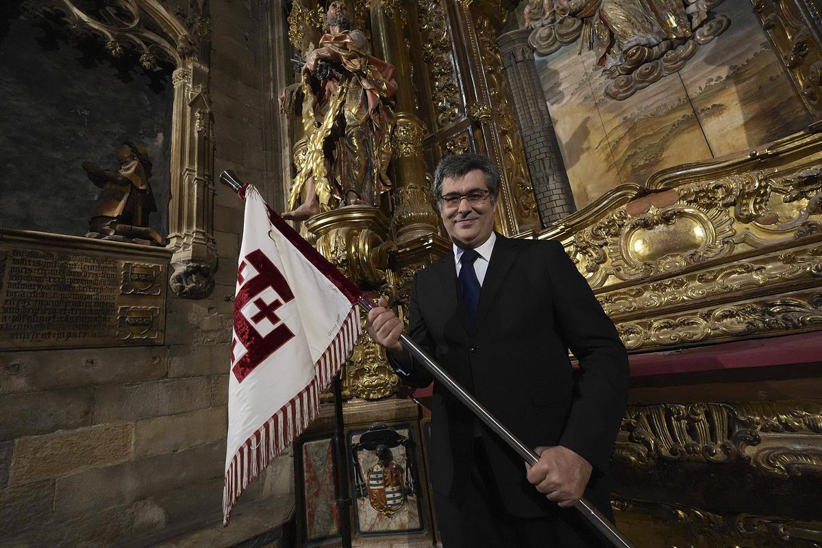 Ramon Muntada, a la capella de Sant Bernabé i Sant Dalmai, a la catedral de Girona, amb lensenya del seu Orde.