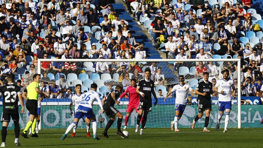 Un futbolista del Burgos se prepara la pelota para disparar sobre la meta de Cristian Álvarez