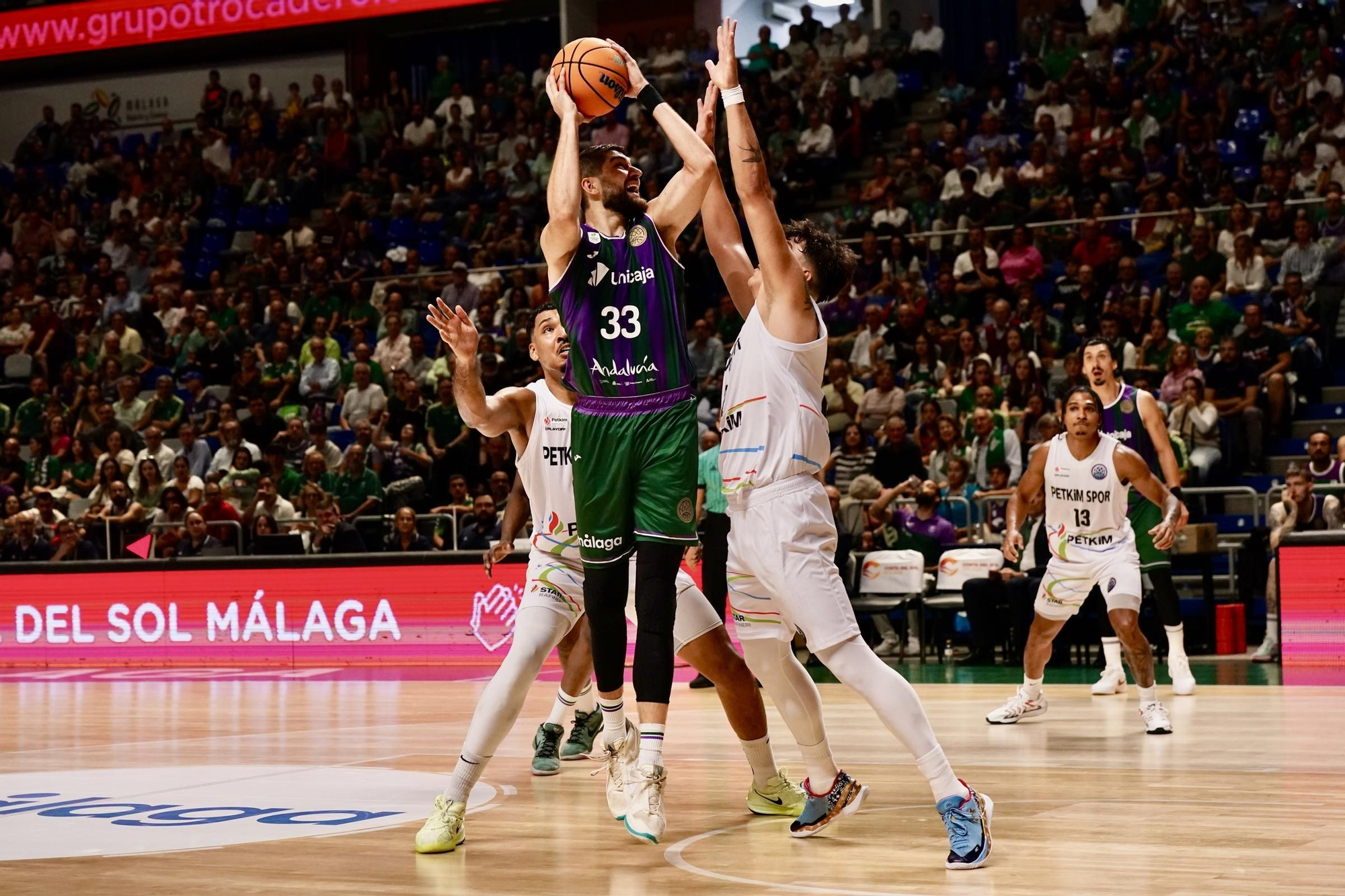 Partido disputado entre el Unicaja y el Aliaga Petkimspor de la BCL