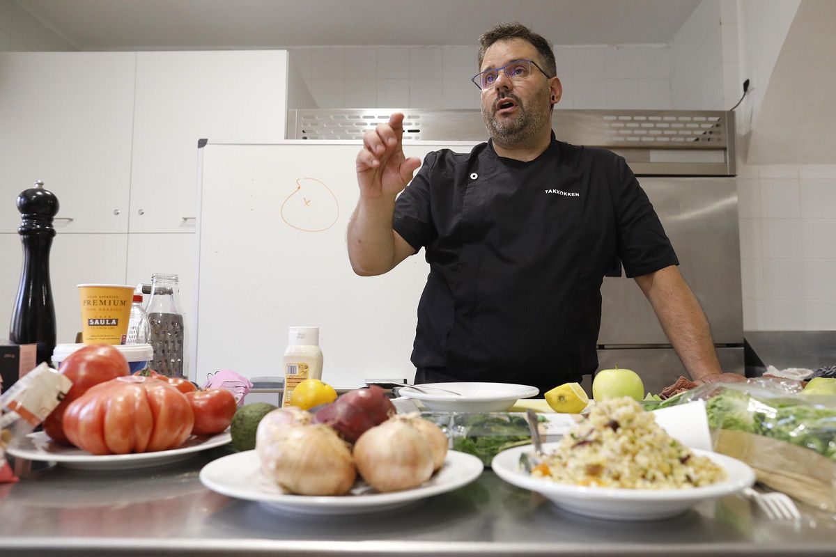 El xef Jordi Parés durant el taller.