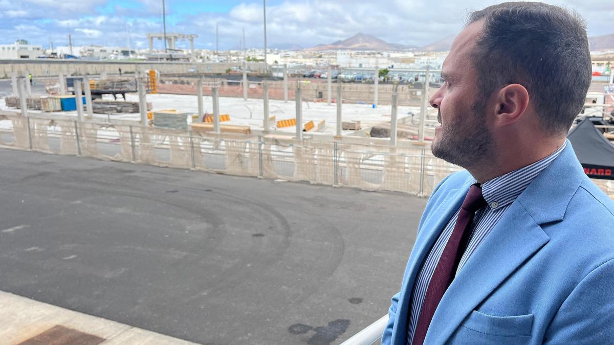 El alcalde de Arrecife, Yonathan de León, observa las obras de la nueva terminal de cruceros en el puerto de Arrecife