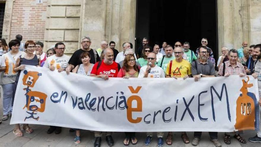 Concentración de Escola Valenciana a favor del decreto de plurilingüismo en 2017.