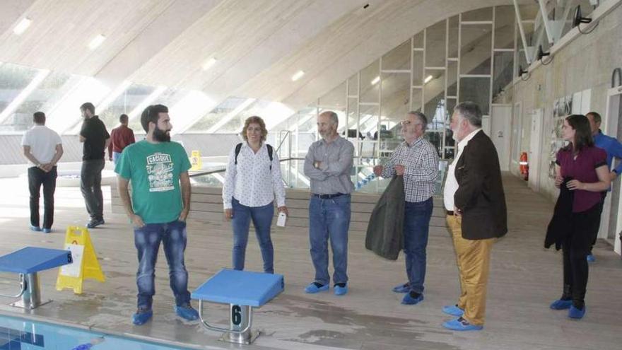 Chillón, en el centro, junto al alcalde y otros ediles en una reciente visita a la piscina. // Santos Álvarez