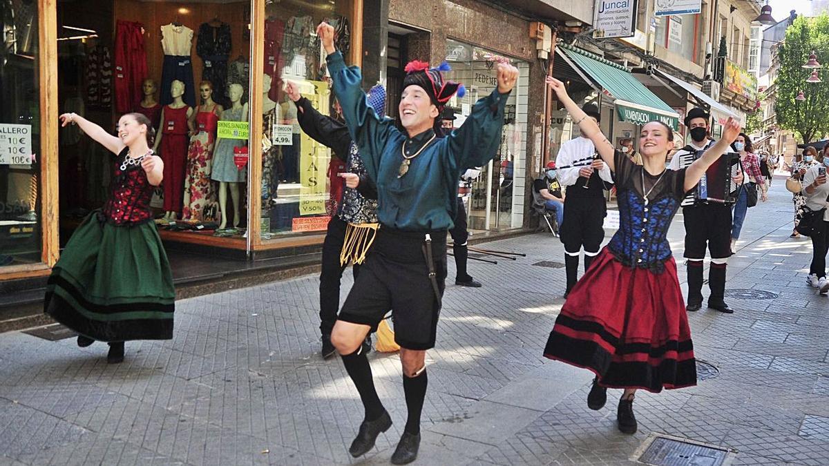 La música, el baile y el humor del cabaré tomas las calles y la plaza de A Ferrería | RAFA VÁZQUEZ