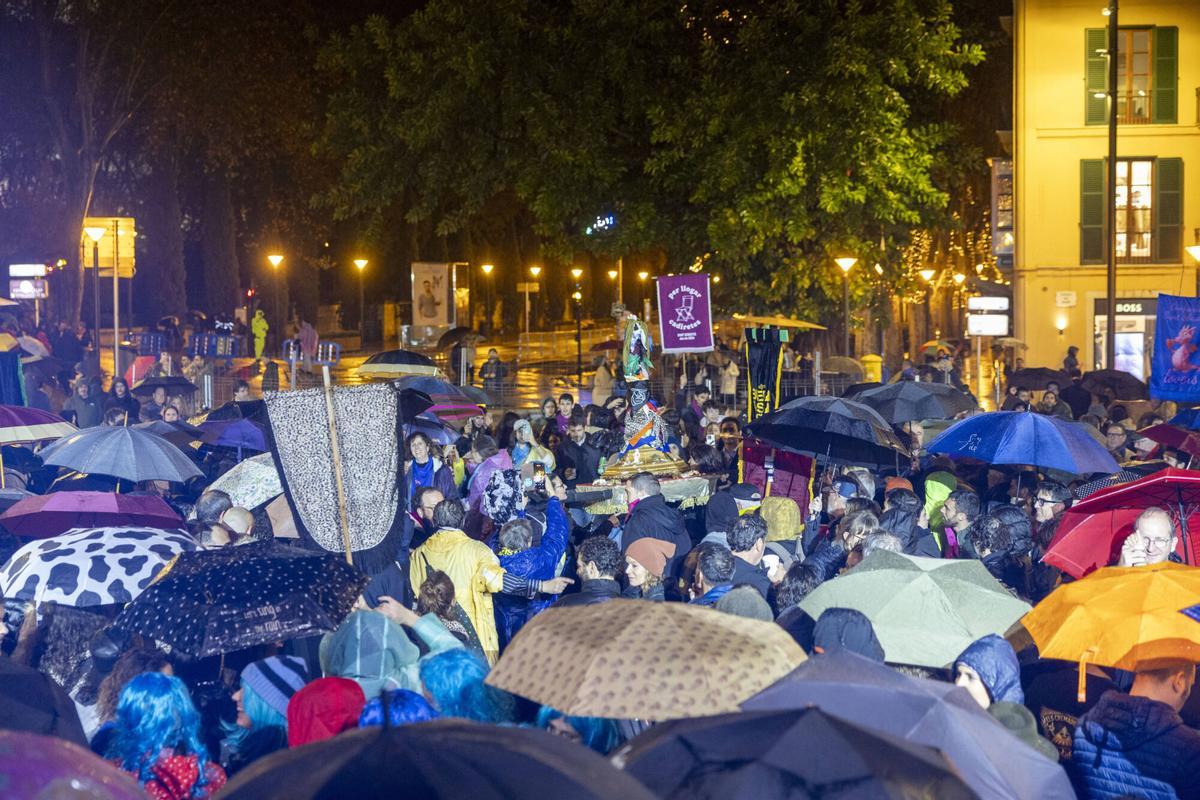 FOTOS | Las cofradías rinden un emotivo minuto de silencio por las víctimas del accidente de Córdoba: "Hemos decidido continuar con las fiestas para celebrar la vida"