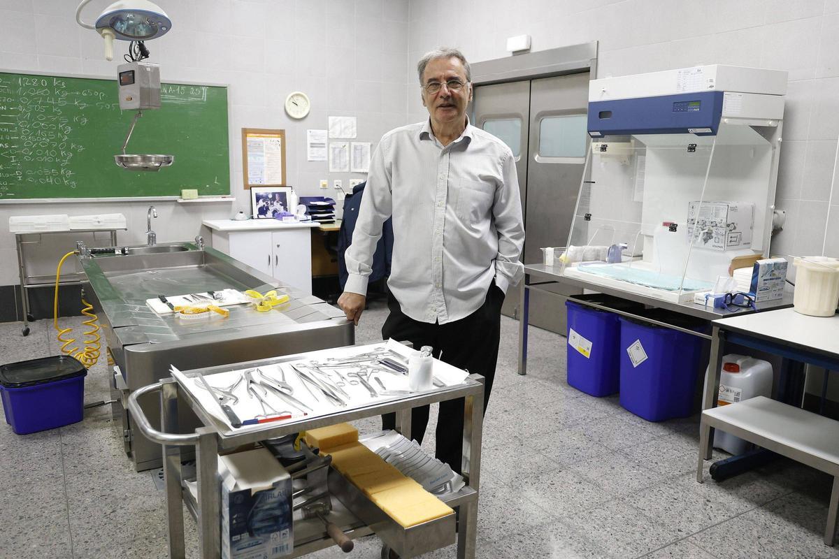 El jefe del Servicio de Patología Forense del Imelga, José Blanco Pampín, en la sala de autopsias del CHUS.