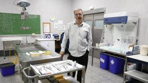 El jefe del Servicio de Patología Forense del Imelga, José Blanco Pampín, en la sala de autopsias del CHUS.