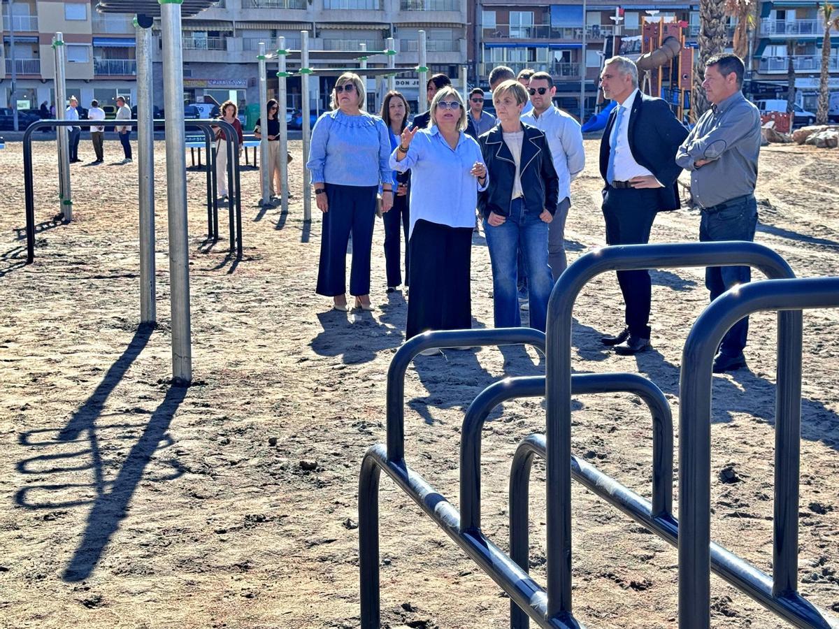 La alcaldesa Loreto Serrano con la consellera Marian Cano en la visita a la playa renaturalizada.