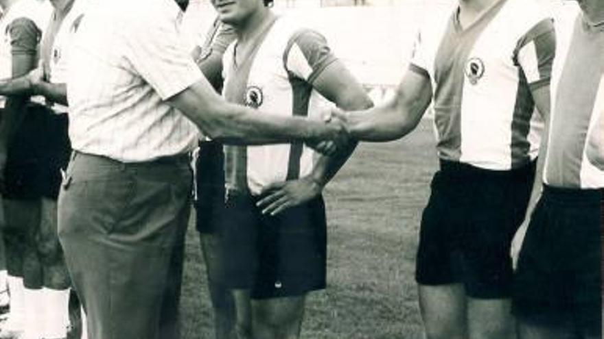 Rico Pérez saluda a Charles, en presencia de José Antonio y Sancayetano.