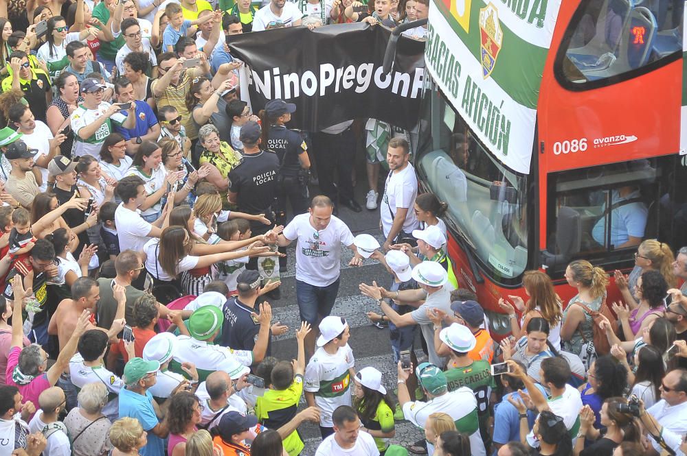 El Elche celebra su ascenso a Segunda División en una rúa por las calles de la ciudad