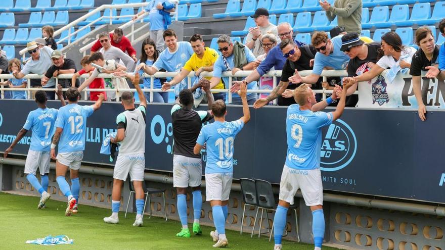 Aficionados celestes saludan a los futbolistas el pasado domingo. | UDI