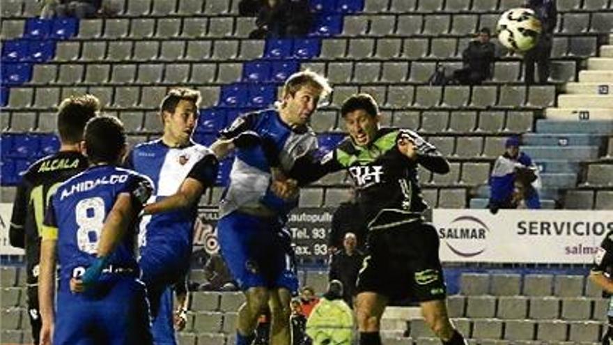 Kiko Olivas remata la pilota entre Alcalá, Aníbal i Ruymán per fer el gol de l&#039;empat al final del partit.