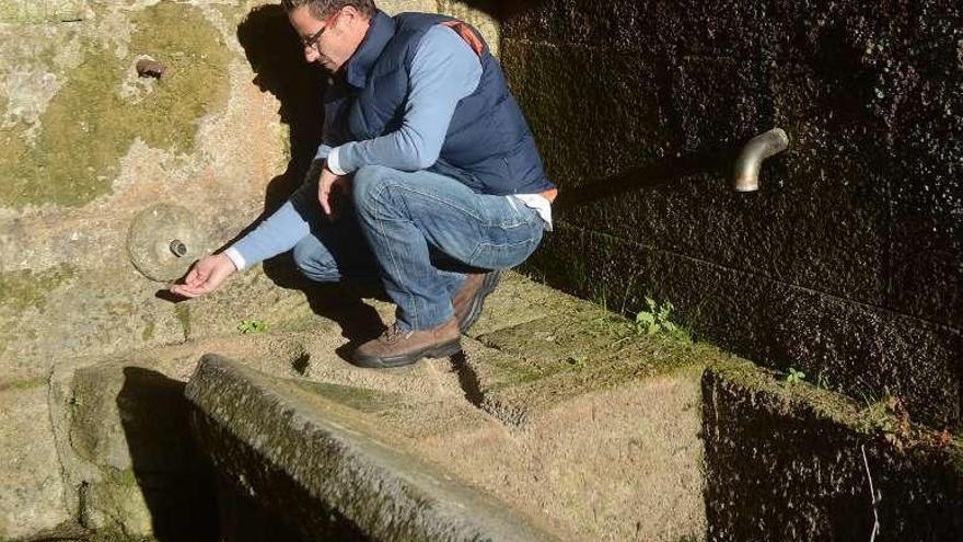 Javier Sánchez en una fuente seca en Caritel, Ponte Caldelas. // R.V.