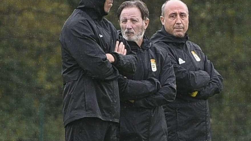 El entrenador del Oviedo, Juan Antonio Anquela, en el centro, durante el entrenamiento de ayer.