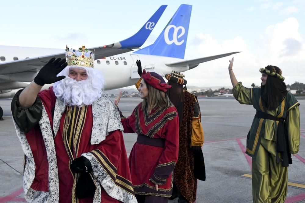 Los Reyes Magos llegan al aeropuerto de Alvedro