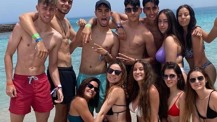 Claudia del Pozo junto a sus amigos en el viaje a Mallorca.