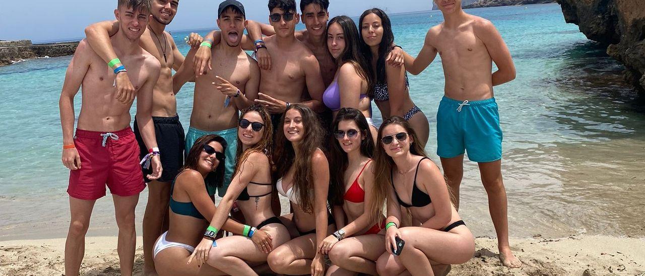 Claudia del Pozo junto a sus amigos en el viaje a Mallorca.