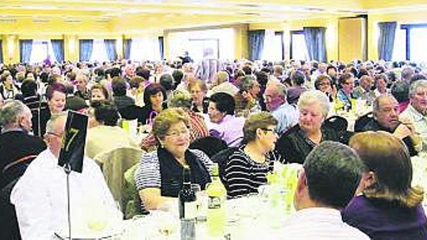 Asistentes a la  comida de hermandad, en San Cucao. G. BENGOA