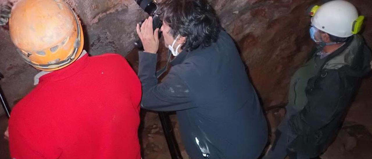 Momento en el que los arqueólogos documentan el hallazgo de las pinturas rupestres.