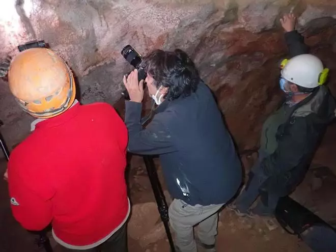Espeleólogos de la Vall descubren un 'tesoro' de arte paleolítico en Serra d'Espadà
