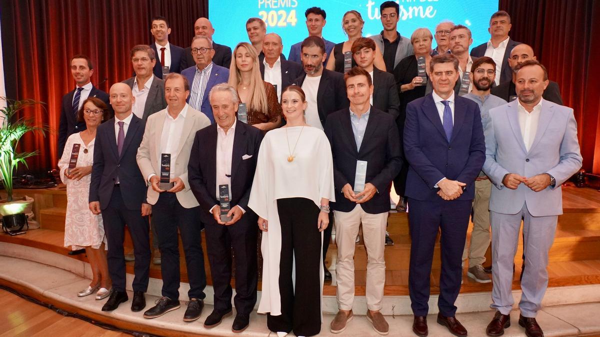 La presidenta del Govern, Marga Prohens, con los galardonados