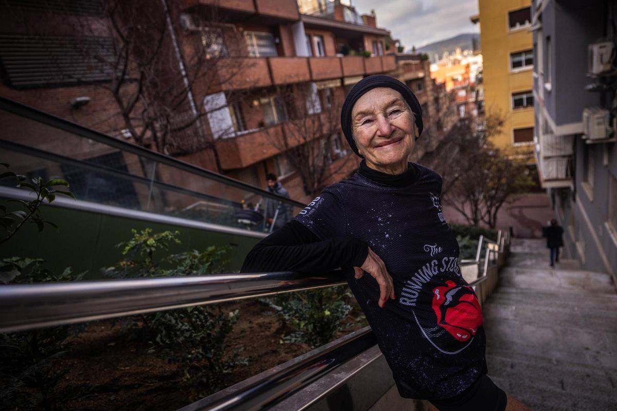 Mary Palmer, camino al parque del Putxet para su entreno diario.