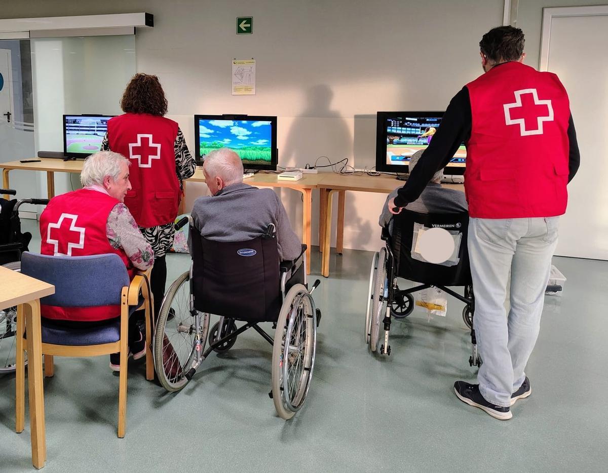 Voluntaris de la Creu Roja a la Fundació Salut Empordà.