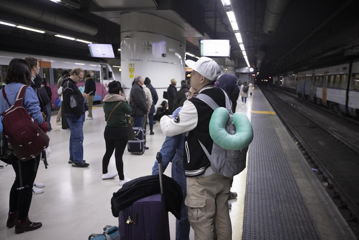 Así se ha vivido la huelga de Renfe en la estación de Sants de Barcelona