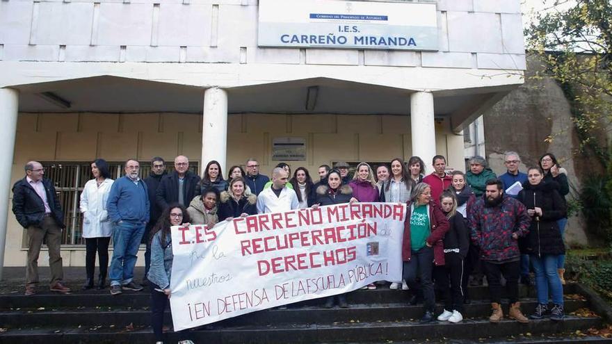 Profesores del IES Carreño Miranda, de protesta ante el centro.