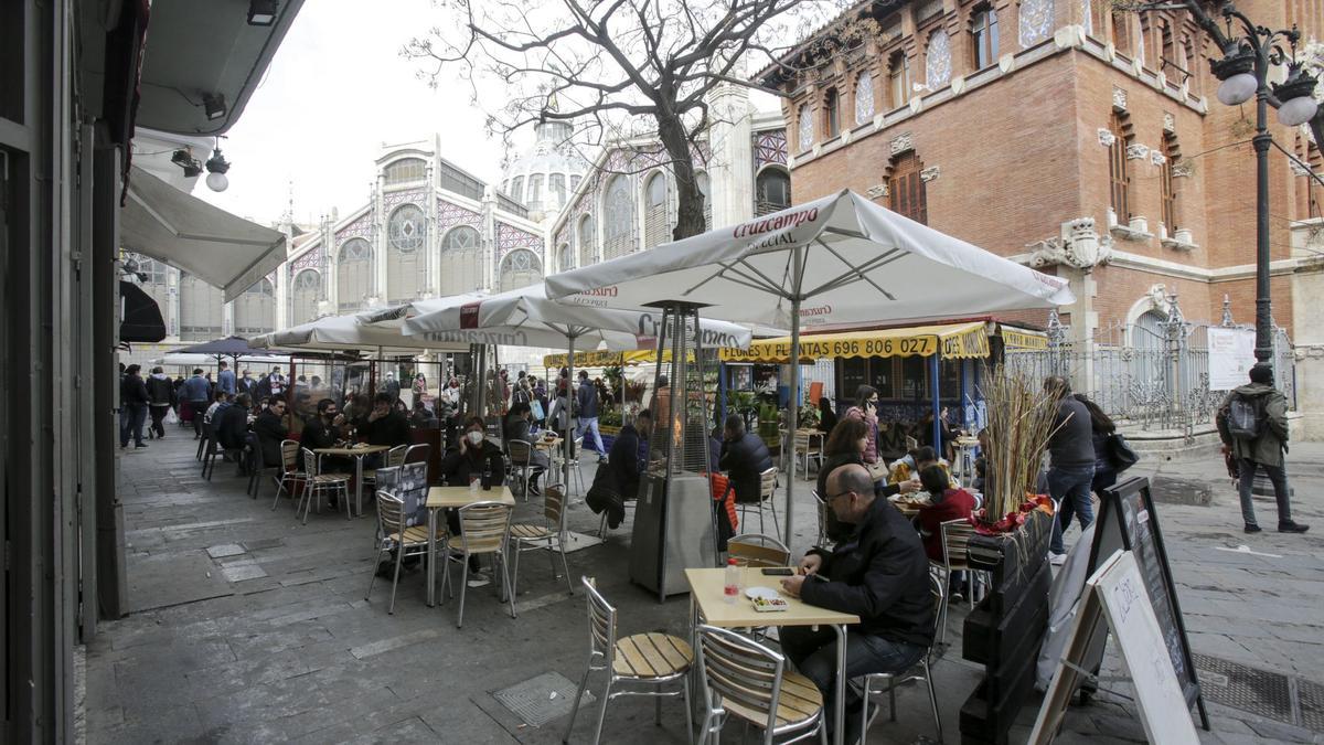 Imagen de archivo de las terrazas del Mercado Central de València.