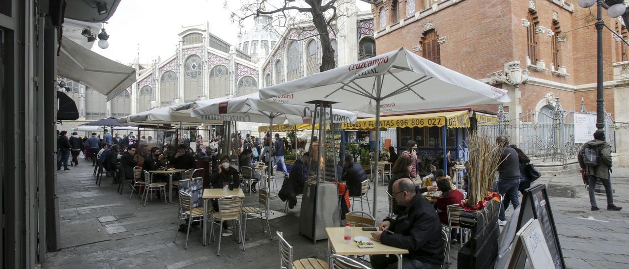 Imatge d’arxiu de les terrasses del Mercat Central de València.