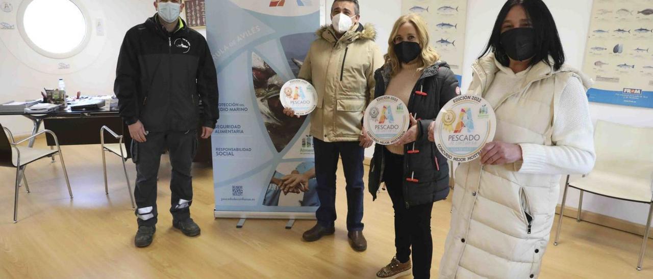 Manuel Ventura, de la rula, con los premiados, Julián González, Patricia García y Sonia Andrade. | Ricardo Solís