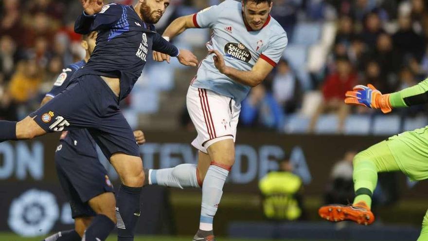Maxi Gómez remata de cabeza uno de los centros que aprovechó el domingo ante el Espanyol. // Ricardo Grobas