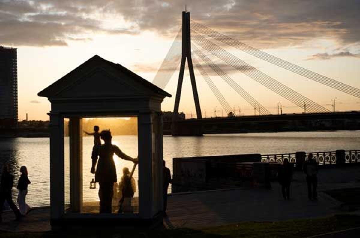 Puente Shroud sobre el río Daugava en Riga al atardecer.