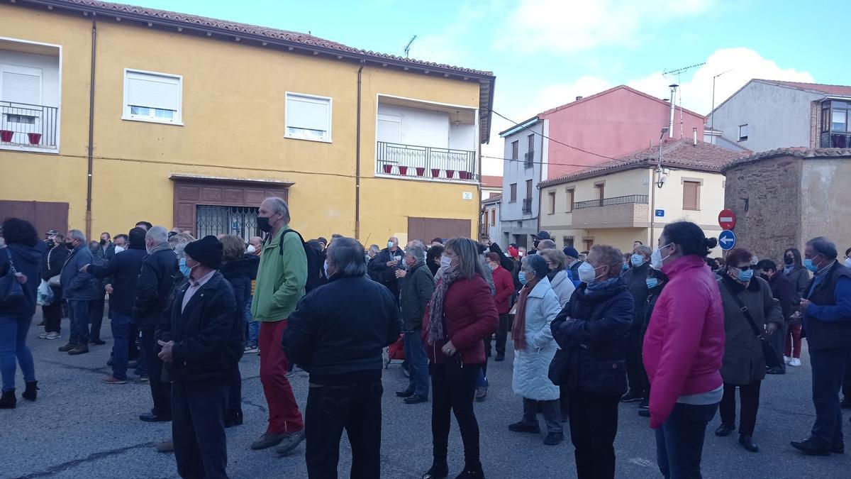 Concentración en la plaza del Reloj de Tábara.