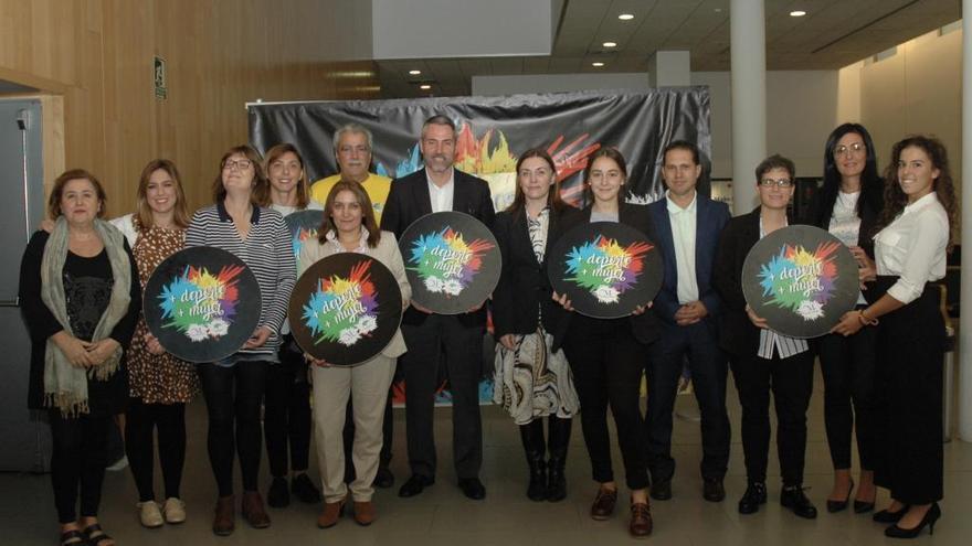 Imagen de las participantes y de los organizadores del Foro celebrado ayer en el Diputación Provincial.