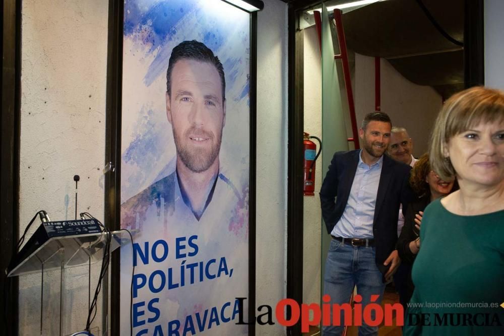 Pegada de carteles en Caravaca