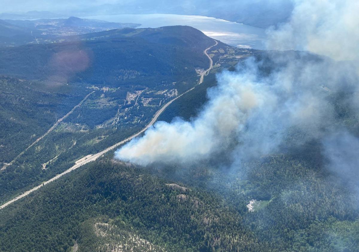 Vista aérea de un fuego en Pigeon Creek, cerca de Peachland, en la Columbia Británica, en Canadá.