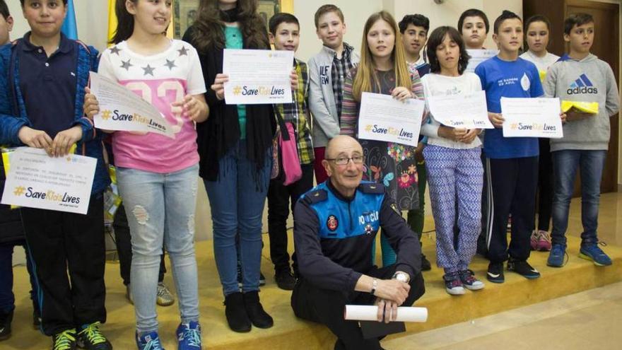 Alfredo Rodríguez Friera, sentado, con los alumnos de los colegios Narciso Sánchez (Olloniego), La Ería, Dolores Medio y Fozaneldi.